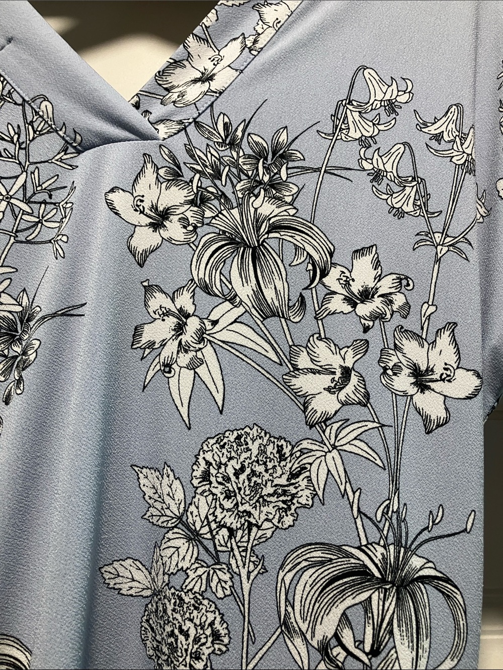 Banana Republic Light Blue Floral V-Neck Blouse - Picture 4 of 7
